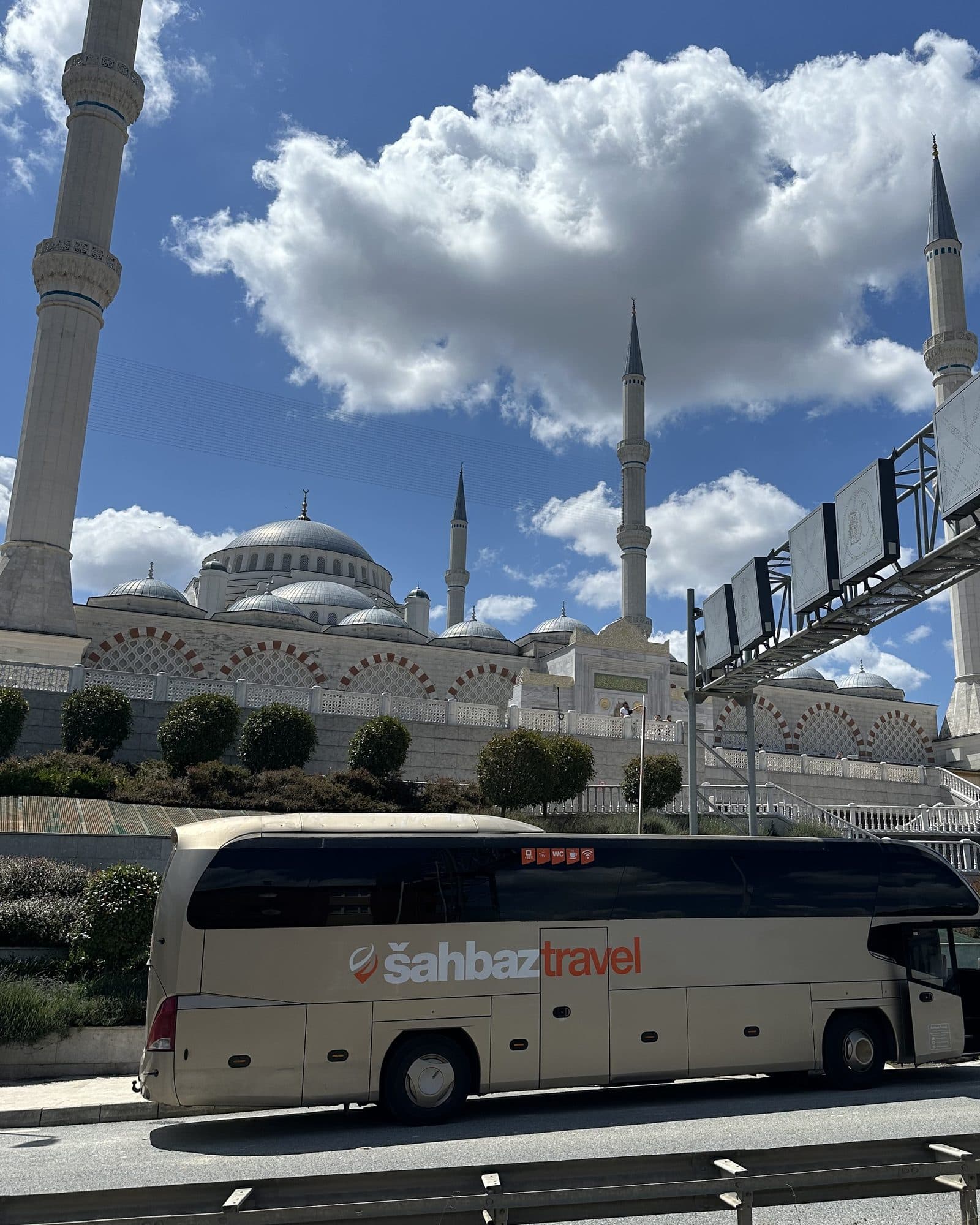 Neoplan Cityliner Šahbaz Travel ispred džamije Çamlıca u Istanbulu